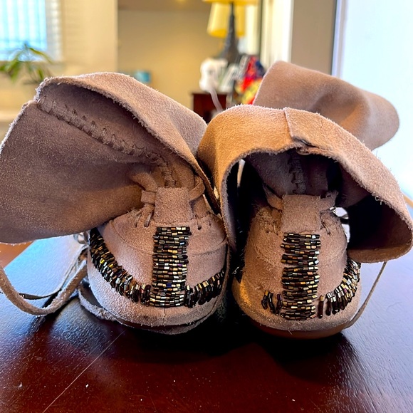 House of Harlow 1960
Madison Embellished Suede Moccasin Camel Color, Boho Bootie - Picture 13 of 13